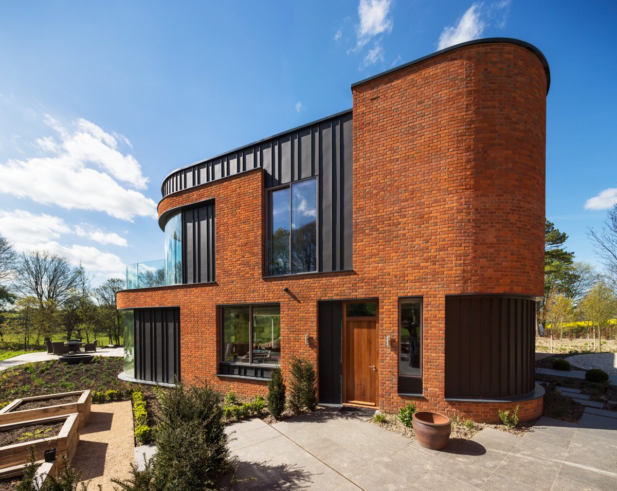 Incurvo seen from the side, showing its curved brick forms